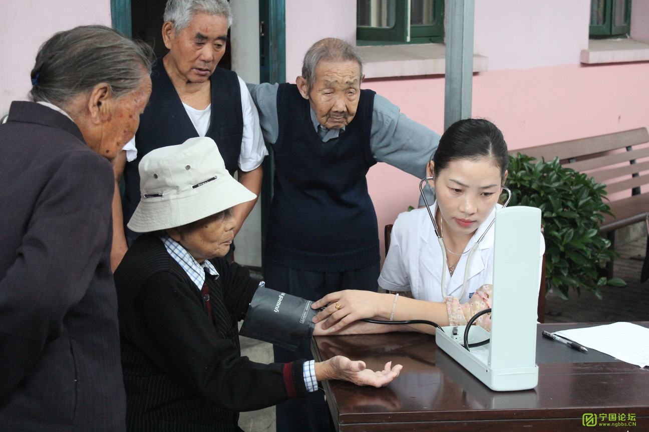 安徽莱恩电泵有限公司2016中秋节南河社区“献爱心，送慰问”活动 - 宁国论坛 - 4专职医师为老年人测量血压2.JPG