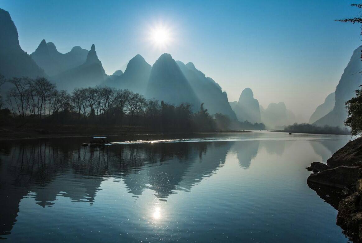 桂林山水甲天下,其精髓在于漓江,而漓江最美的一段就在杨堤到兴坪的的
