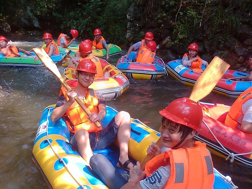 炎炎夏日也阻挡不了小伙伴们寻找快乐的脚步