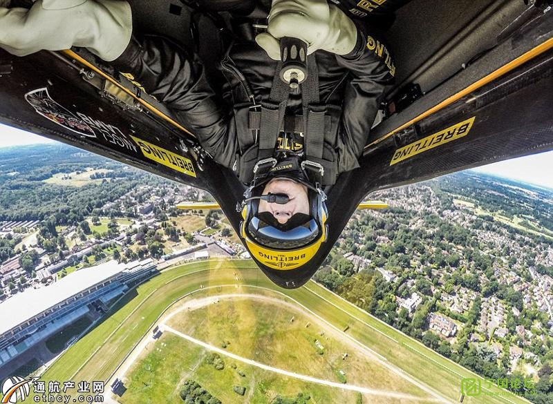 英特技飞行员驾飞机空中翻转引赞叹