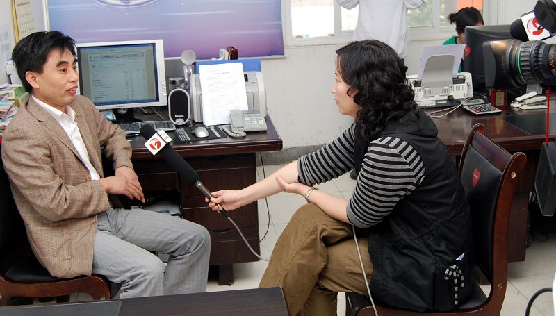 安徽卫视新闻联播记者郭蓓蓓采访宁国社区,宁国义工联盟现场图片报道